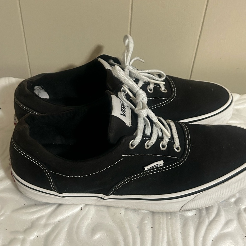 Black Vans black tennis shoes - Picture 2 of 11